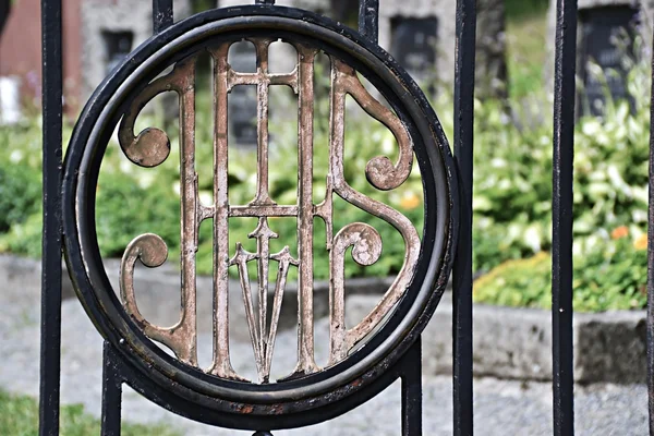 Sign on the gate to the cemetery — Stock Photo, Image