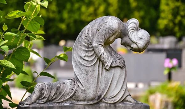 Standbeeld van een biddende madonna — Stockfoto