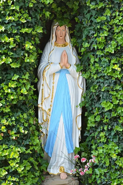 Staty av en bedjande madonna — Stockfoto