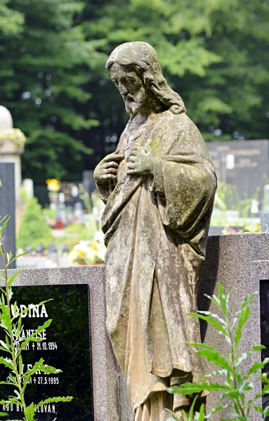 Standbeeld van Jezus Christus in een kerkhof — Stockfoto