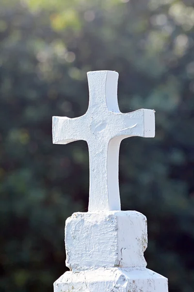 White cross on a cemetery — Stock Photo, Image