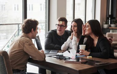 Bana kim olduğumu söyle. Ofis odasında eğleniyorum. Dost canlısı iş arkadaşları ara verdiklerinde etrafta oynuyorlar..