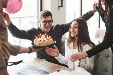 Bu hiç beklenmedik bir şey. Çalışanlardan birinin bugün doğum günü var. Dost canlısı iş arkadaşları ona sürpriz yapmaya karar verdiler..