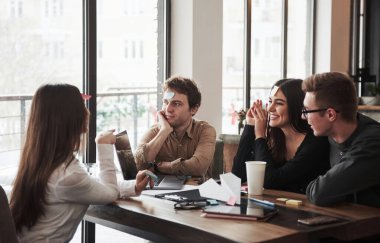 Düşünceli bir bakış. Ofis odasında eğleniyorum. Dost canlısı iş arkadaşları ara verdiklerinde etrafta oynuyorlar..