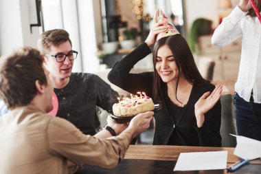 Bir dilek tut. Çalışanlardan birinin bugün doğum günü var. Dost canlısı iş arkadaşları ona sürpriz yapmaya karar verdiler..