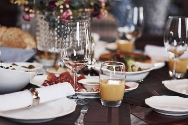 Güzel bir restoranda yemek ve içeceklerle dolu bir masanın fotoğrafını çek..