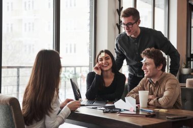 Kazanan ayakta. Ofis odasında eğleniyorum. Dost canlısı iş arkadaşları ara verdiklerinde etrafta oynuyorlar..