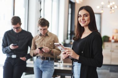 Modern gençler. Gözlüklü bir grup öğrenci gündüzleri öğrenme odasında dikiliyorlar..