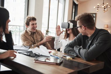 Gerçek gibi görünüyor. Ofis odasında eğleniyorum. Dost canlısı iş arkadaşları ara verdiklerinde etrafta oynuyorlar..