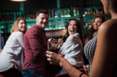 Dost geldi. Güzel gençler gece kulübünde alkolle parti yaparlar..