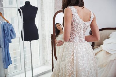 Manzarayı kapat. Elbiseyi el yapımı kıyafetler stüdyosuna sığdırma süreci..