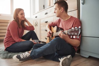 Serenat yapıyorum. Genç gitarist mutfakta kız arkadaşına aşk şarkısı çalıyor..