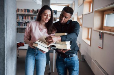 İhtiyacımız olanı buldum. Kütüphanede çok ırklı öğrenciler bilgiyi birlikte arıyorlar..