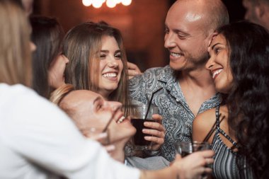 Sonunda hafta sonu. Güzel gençler gece kulübünde alkolle parti yaparlar..