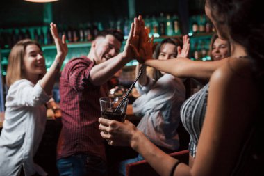 Çak bir beşlik. Güzel gençler gece kulübünde alkolle parti yaparlar..