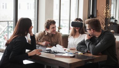 Bana izleniminden bahset. Ofis odasında eğleniyorum. Dost canlısı iş arkadaşları ara verdiklerinde etrafta oynuyorlar..