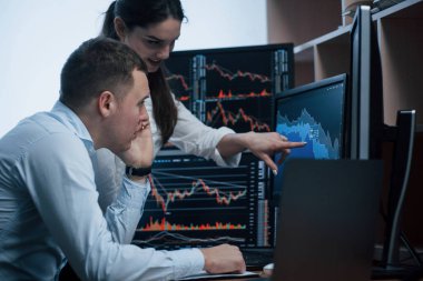 Yeni iş günü geldi. Borsa simsarları bir ofiste birden fazla ekran ekranı olan bir konuşma yapıyorlar..