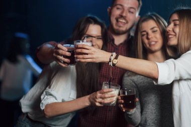 Parti dedikleri şey bu işte. Gece kulübünde gülümseyen ve kadeh kaldıran bir grup genç arkadaş..