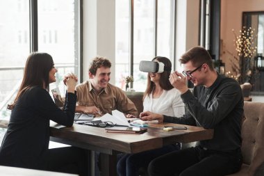 İzlenimlerimizi paylaşıyoruz. Ofis odasında eğleniyorum. Dost canlısı iş arkadaşları ara verdiklerinde etrafta oynuyorlar..