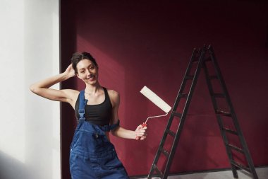 İş günü geldi. Genç ev hanımı, odadaki yeni evine duvar kağıdı yapıştırmaya karar verdi..