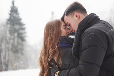 Gözler kapanmak üzere. Göz kamaştırıcı genç çift, karlı ormanda birlikte iyi vakit geçiriyor..