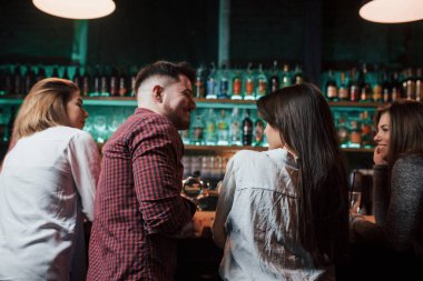 Dikiz aynası. Güzel gençler gece kulübünde alkolle parti yaparlar..