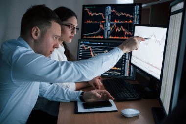 İş projesini planlıyorum. Borsa simsarları bir ofiste birden fazla ekran ekranı olan bir konuşma yapıyorlar..