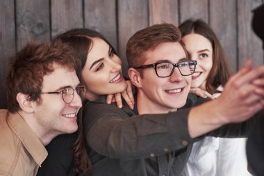 Sahne arkasında nasıl göründüğünü. Selfie çekiyorum. Arkadaşların ön yüzünü kapat. Odada güneş gözlüklü adam var..
