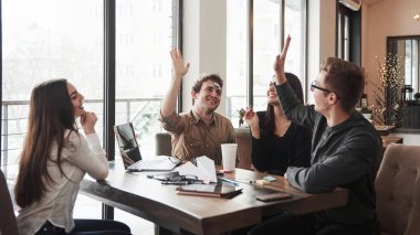 Çak bir beşlik. Ofis odasında eğleniyorum. Dost canlısı iş arkadaşları ara verdiklerinde etrafta oynuyorlar..