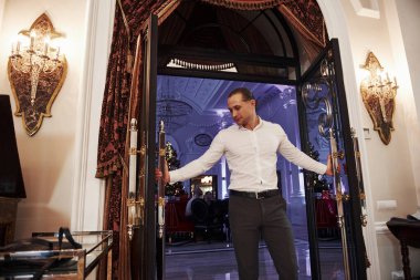 Seni görmekten her zaman mutlu olacağım. Resmi kıyafetli modern yakışıklı ziyaretçileri ağırlamaktan mutluluk duyar..