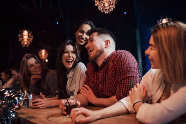 Kız arkadaşına selamı var. Güzel gençler gece kulübünde alkolle parti yaparlar..