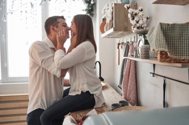 Yine çocuklar gibi unla oynuyorsunuz. Mutfakta öpüşen mutlu çift. Birlikte güzel bir hafta sonu geçiriyoruz..