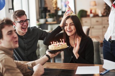 Bu mumları üflemeyi tekrar dene. Çalışanlardan birinin bugün doğum günü var. Dost canlısı iş arkadaşları ona sürpriz yapmaya karar verdiler..