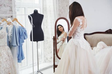 Yeni tasarımı değerlendirir. Elbiseyi el yapımı kıyafetler stüdyosuna sığdırma süreci..