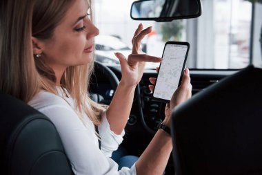 Nereye gideceğimize bak. Yeni arabasında oturan güzel sarışın kız..