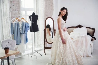 Tarafını göster. Elbiseyi el yapımı kıyafetler stüdyosuna sığdırma süreci..