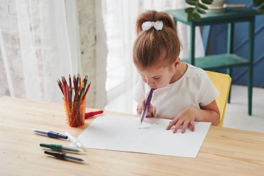 Yeni bir filme başlıyorum. Sanat okulundaki tatlı küçük kız ilk resimlerini kalem ve kalemle çiziyor..