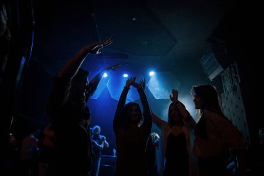 Bu müzik çok akılda kalıcı. Gece kulübünde güzel ışıklandırmalarla dans etmeyi seven bir grup insan..
