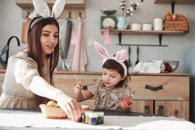 Anne ve kız, Paskalya zamanı tavşan kulaklı mutfakta biraz eğleniyorlar..