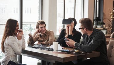 Teknolojiler bugünlerde harika. Ofis odasında eğleniyorum. Dost canlısı iş arkadaşları ara verdiklerinde etrafta oynuyorlar..
