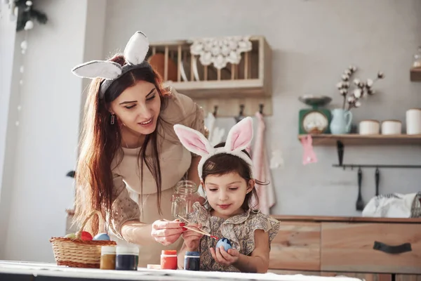 Deixa Ajudar Mãe Filha Orelhas Coelho Páscoa Divertir Pouco Cozinha — Fotografia de Stock