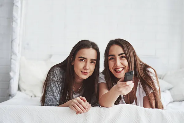 Momento Tão Engraçado Olha Duas Gêmeas Deitadas Cama Branca Durante — Fotografia de Stock