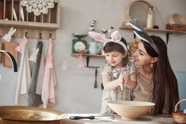 Sorrir Juntos Mãe Filha Orelhas Coelho Páscoa Divertir Pouco Cozinha — Fotografia de Stock