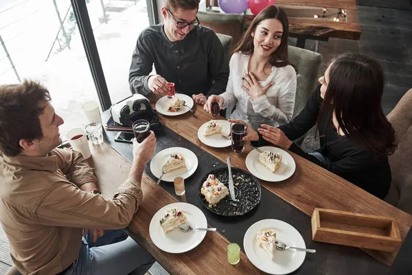 Chica Agradecida Feliz Uno Los Empleados Cumple Años Hoy Amistosos — Foto de Stock