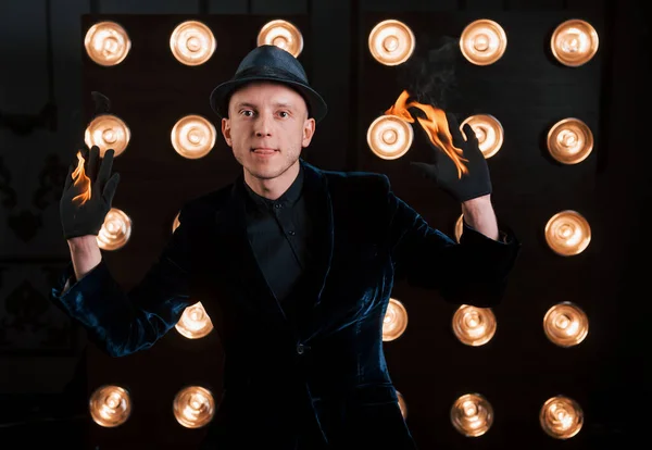 Vooraanzicht Professionele Illusionist Zwarte Hoed Shirt Handschoenen Spelen Met Vuur — Stockfoto
