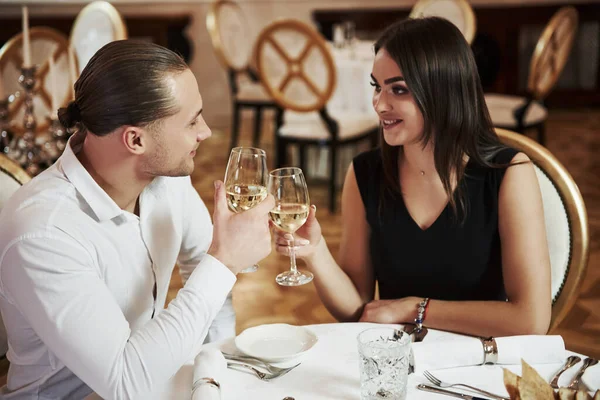 Bril Vasthouden Met Champagne Mooi Koppel Hebben Romantisch Diner Luxe — Stockfoto