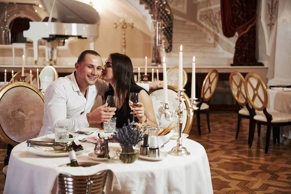 Schattig Paar Mooi Koppel Hebben Romantisch Diner Luxe Restaurant Avonds — Stockfoto