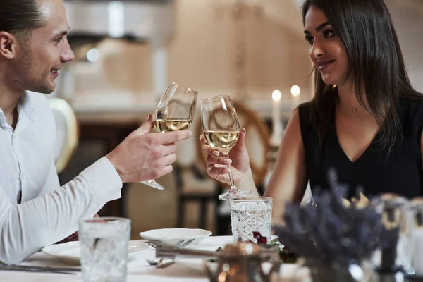 Een Weekend Met Champagne Mooi Koppel Hebben Romantisch Diner Luxe — Stockfoto