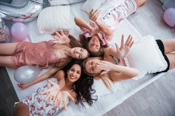 Deze Mooie Vrienden Wensen Fijne Feestdagen Top View Van Jonge — Stockfoto