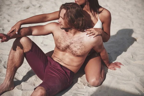 Een Romantisch Stel Het Strand Een Badpak Mooie Sexy Jonge — Stockfoto